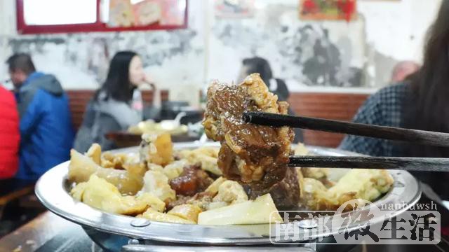 葫芦娃的爷爷在北京开了火锅店，桌桌爆满，等位几小时！