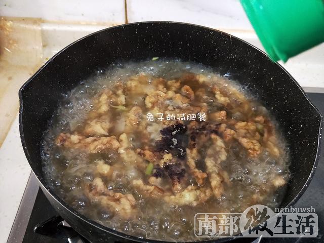 小酥肉火锅，没见过这吃法，不炸也不蒸，年夜饭比饺子受欢迎