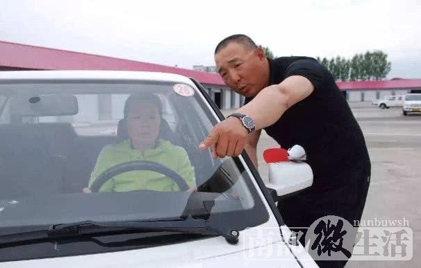为何中国人停车都爱倒着进，而不是直接开进？专家说的话很实在！