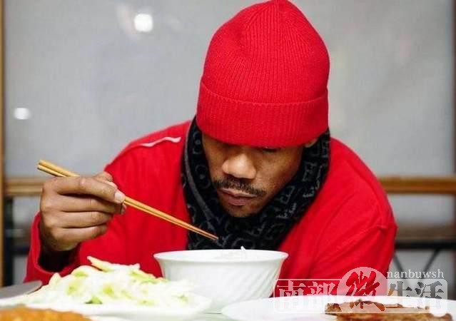 被严重“汉化”的NBA球星！奥尼尔打麻将，穆大叔吃饭很像中国人