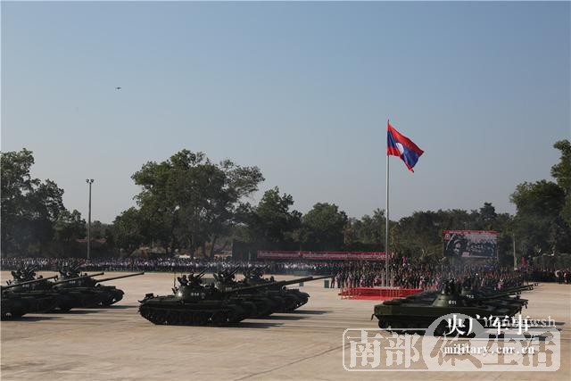 老挝举行人民军建军70周年庆典集会