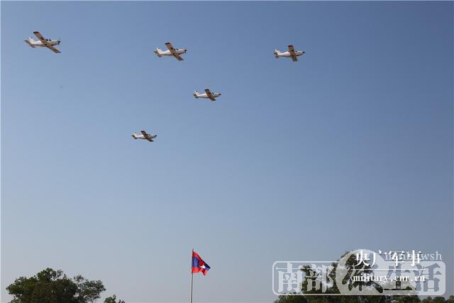 老挝举行人民军建军70周年庆典集会